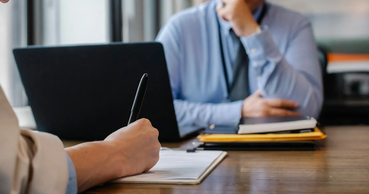 Equipe de empresa pequena em reunião sobre benefícios de saúde